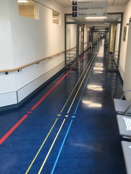Gang in der Uniklinik in Erlangen mit neuem Leitsystem am Fußboden