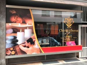 Schaufenster mit neuer Folienbeschriftung von dem Thaimassagesalon Cheevit Cheeva in der Nürnberger Innenstadt