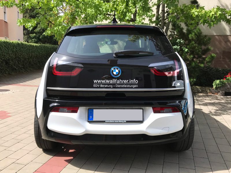 Heckansicht: Neuer BMW i3 mit Logofolierung an der Fahrertüre für die Wallfahrer GmbH