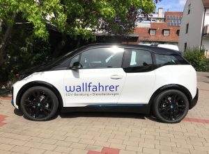 Seitenansicht: Neuer BMW i3 mit Logofolierung an der Fahrertüre für die Wallfahrer GmbH