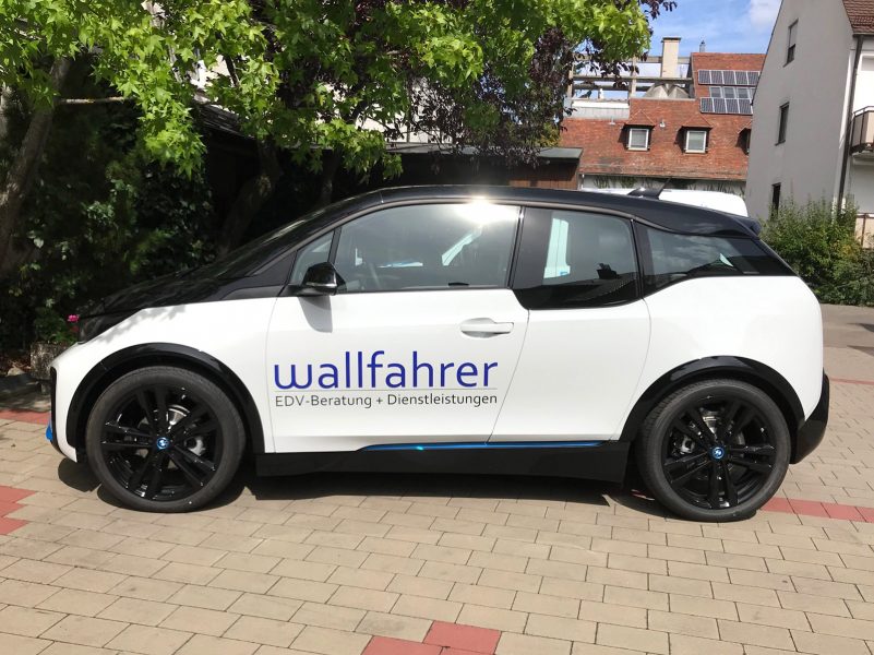 Seitenansicht: Neuer BMW i3 mit Logofolierung an der Fahrertüre für die Wallfahrer GmbH