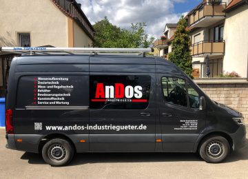 Seitenansicht: Dunkelgrauer frisch beklebter Mercedes Sprinter für Andos