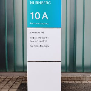Schilder auf einer Stele auf dem Siemens-Gelände in Nürnberg