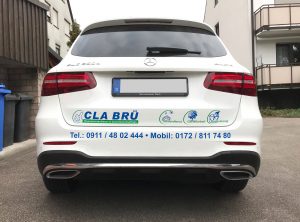Heckansicht: Folienbeklebung eines weißen Mercedes GLC für den Hausmeisterdienst Cla Brü
