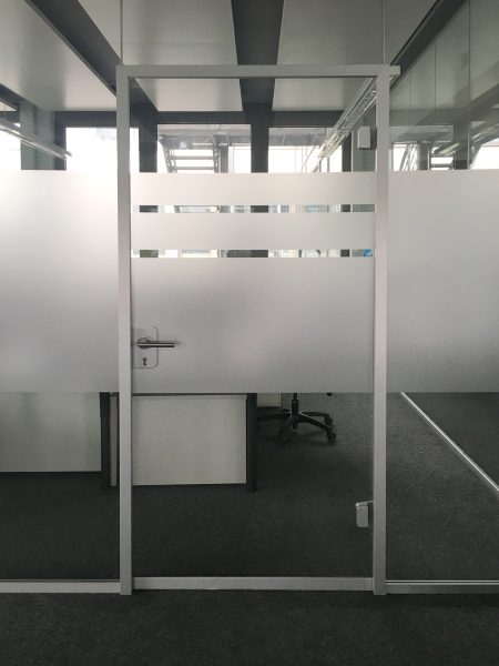 Bürotüre mit neuer Glasdekorfolierung im Streifendesign bei IT2media