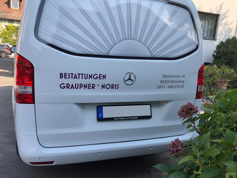 Heckansicht eines weißen Mercedes Vito mit neuer Folienbeschriftung für Bestattungen Graupner und Noris