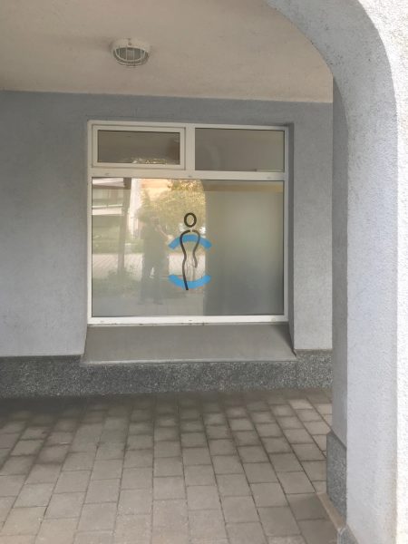 Fenster mit Logo- und Sichtschutzfolierung für das Medic Center in Markt Erlbach