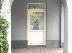 Eingangstüre hinter einer Bogenpassage mit neuer Sichtschutzfolierung für Medic Center in Markt Erlbach
