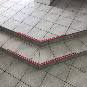 Stufen mit roten Punkten aus Folie, dienen als Markierung um auf die Stufen aufmerksam zu machen