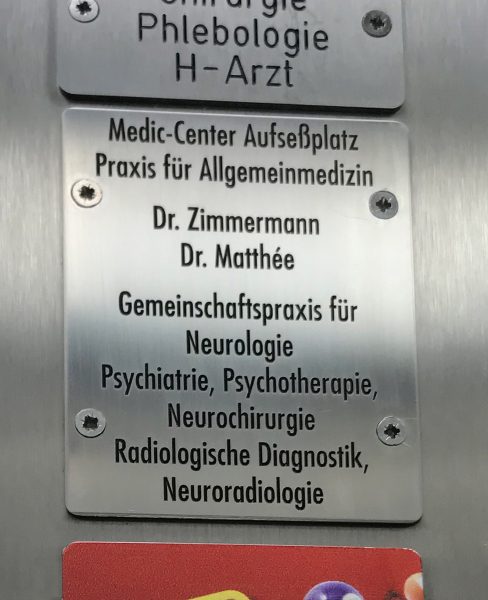 Edelstahlschild graviert und schwarz ausgelegt in einem Aufzug für Medic Center in Nürnberg