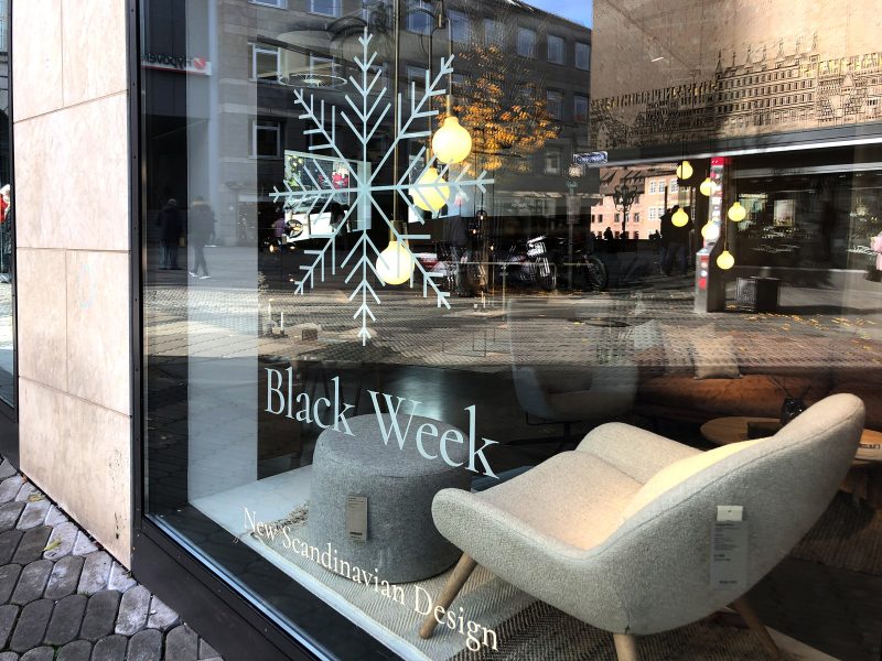 Schaufensterbeklebung "Black Week" für das Einrichtungshaus Bolia in Nürnberg