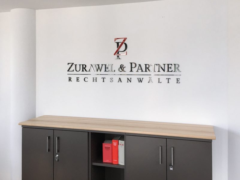 Edles Acrylglas-Logo für die Rechtsanwaltskanzlei Zurawel & Partner