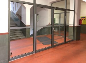 Durchlaufschutz-Streifen an den Glaswänden in der Reutersbrunnenschule in Nürnberg