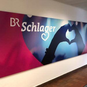 Großes Poster das an der Wand in den Räumlichkeiten des Bayerischen Rundfunks hängt