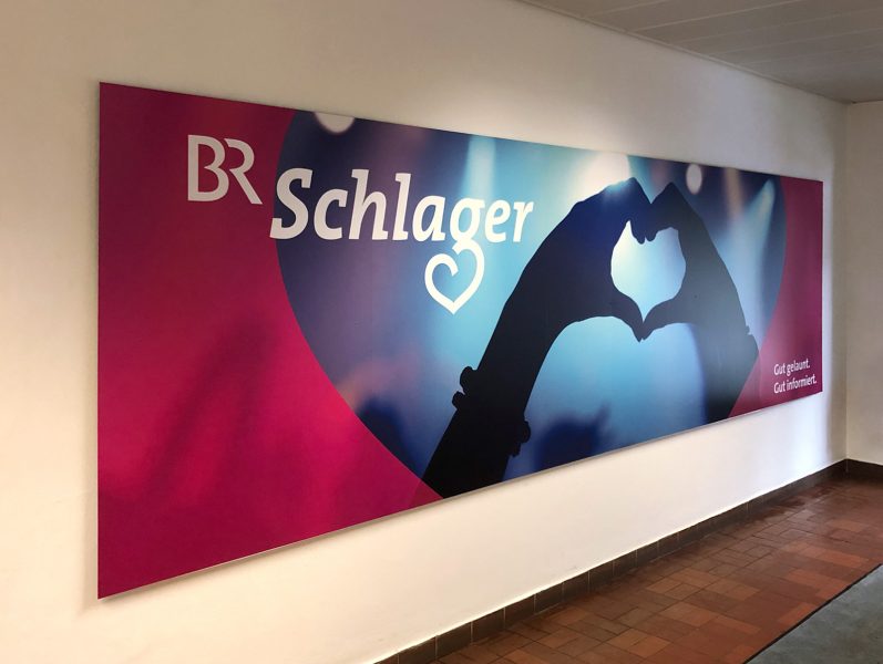 Großes Poster das an der Wand in den Räumlichkeiten des Bayerischen Rundfunks hängt