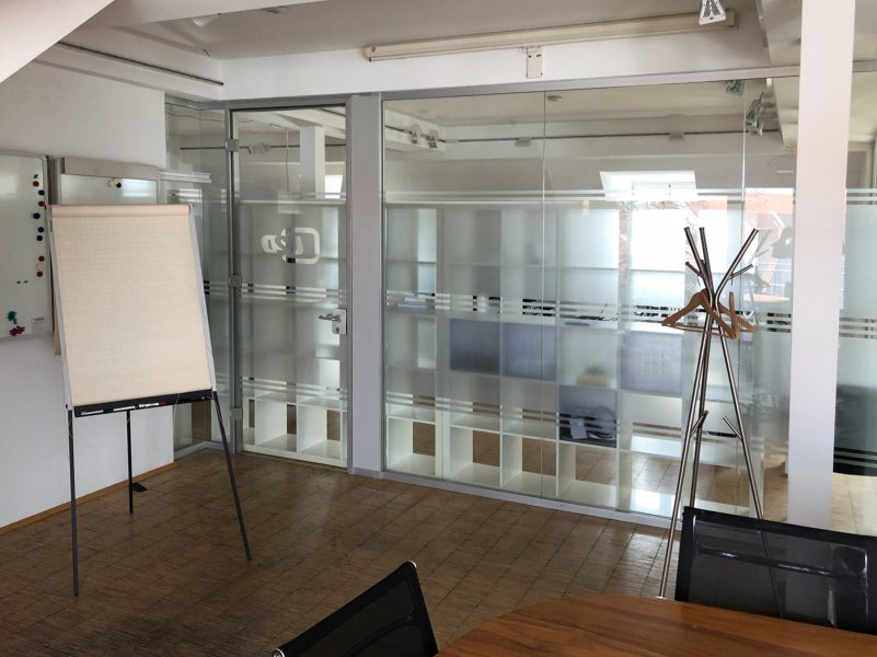 Sichtschutzfolierung aus Milchglasfolie an einer Büroglaswand und Türe bei up2date
