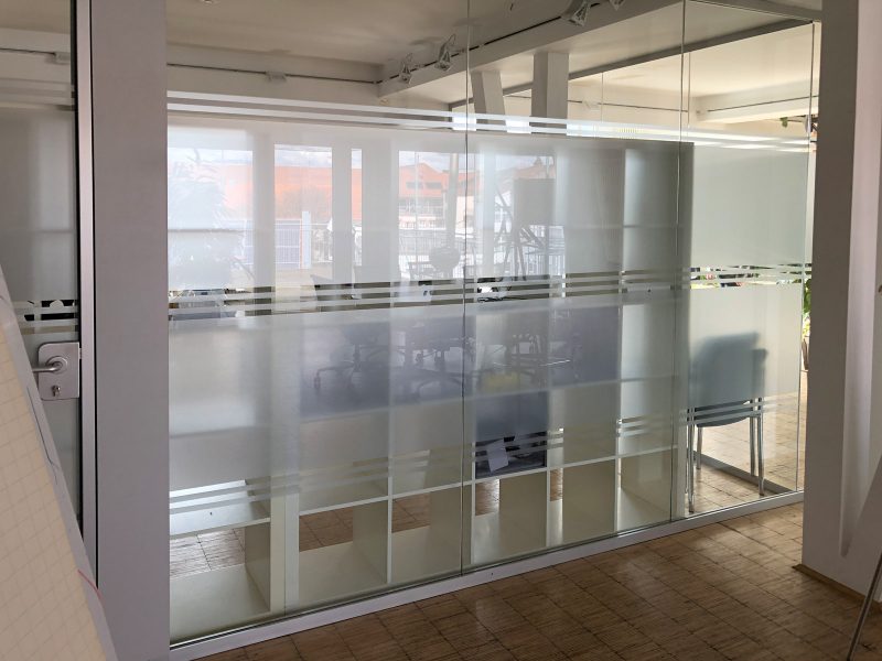 Sichtschutzfolierung aus Milchglasfolie an einer Büroglaswand bei up2date