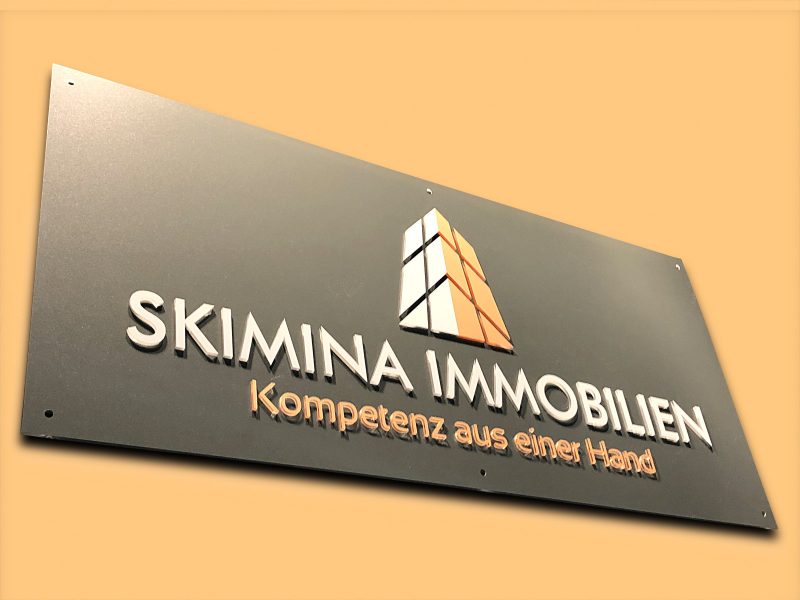 Schild mit 3D-Buchstaben für Skimina Immobilien