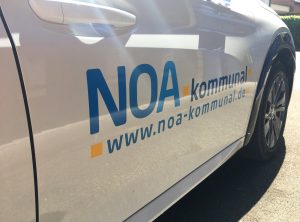Fahrzeugbeschriftung - Nahaufnahme des weißen Peugeot e-208 für NOA kommunal