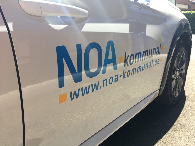 Fahrzeugbeschriftung - Nahaufnahme des weißen Peugeot e-208 für NOA kommunal