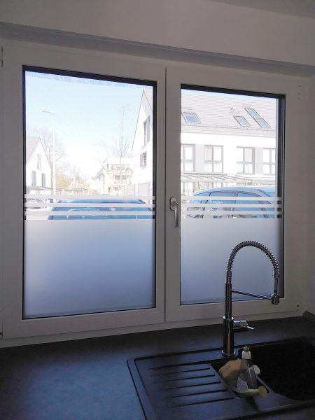 Sichtschutzbeklebung an zwei Küchenfenstern in einem Wohnhaus