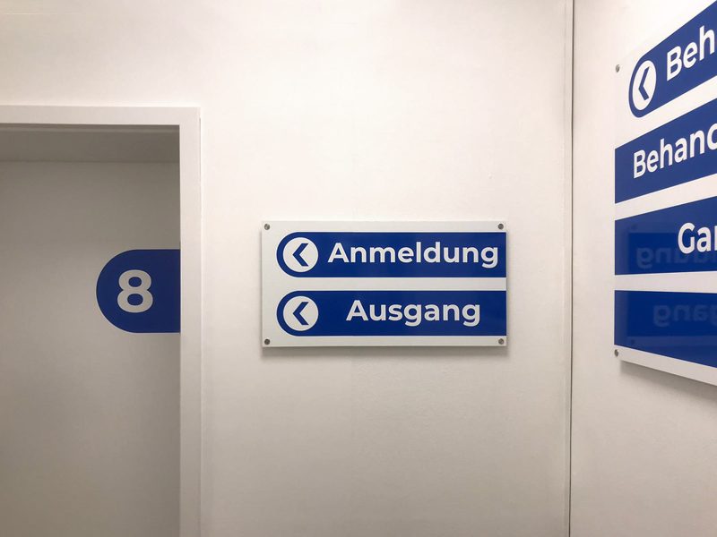 Türbeschriftung - Folierte Türen in der Physiotherapie Praxis Am Rathenauplatz - mehrere Wandschilder