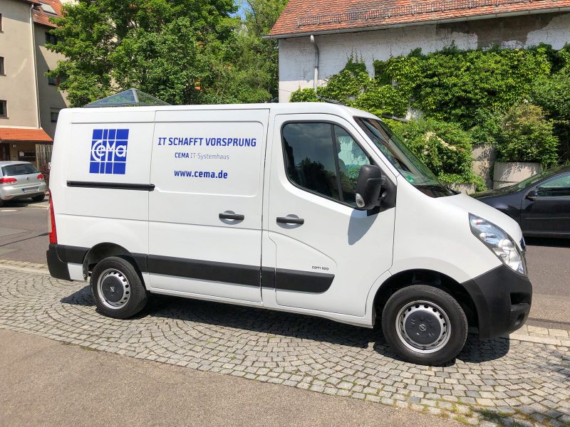 Fahrzeugbeschriftung - Linke Seite des weißen Opel Movanos mit der neuen Beklebung für Cema