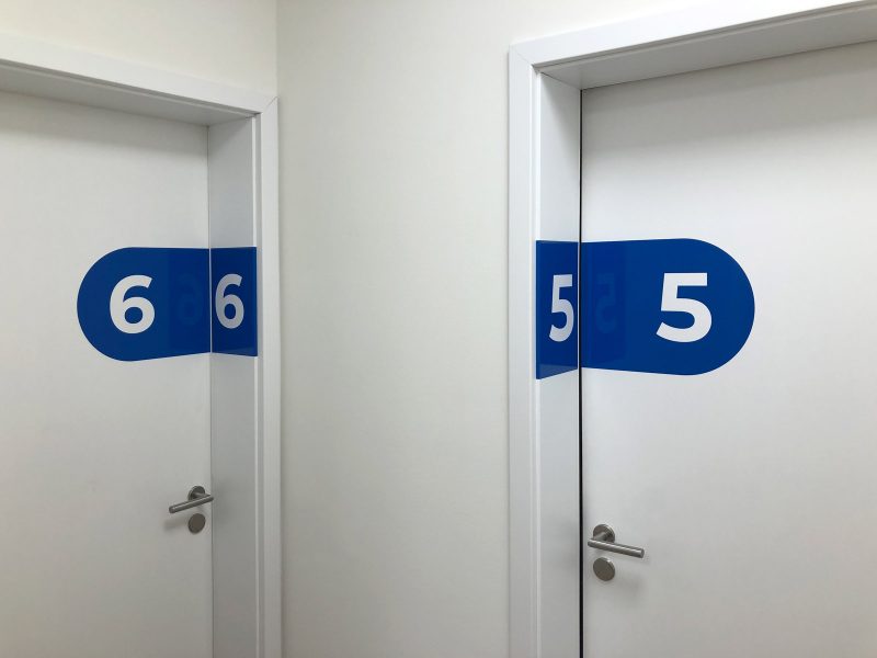 Türbeschriftung - Folierte Türen in der Physiotherapie Praxis Am Rathenauplatz - Nummer sechs und fünf