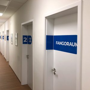 Türbeschriftung - Folierte Türen in der Physiotherapie Praxis Am Rathenauplatz - Ganze Türreihe/Gang