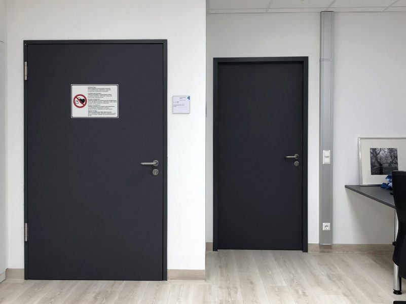 Türfolierung - Zwei frisch folierte Türen im MRT der Kopfklinik