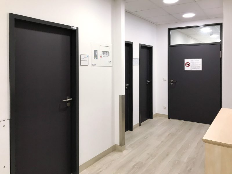Türfolierung - vier folierte Türen in einem Gang in der Kopfklinik in der Uniklinik in Erlangen