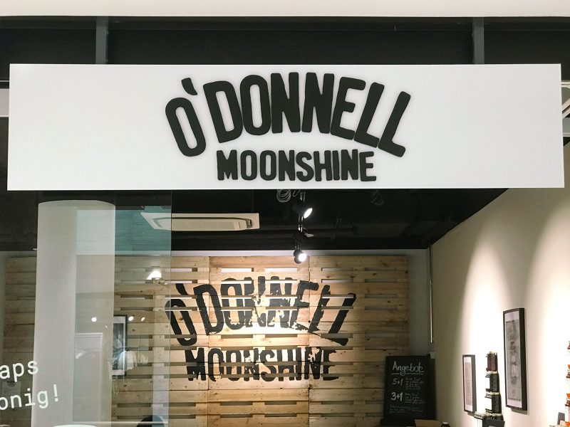 3D-Logo - Schild über dem Eingang des O`Donnell Ladens in Fürth
