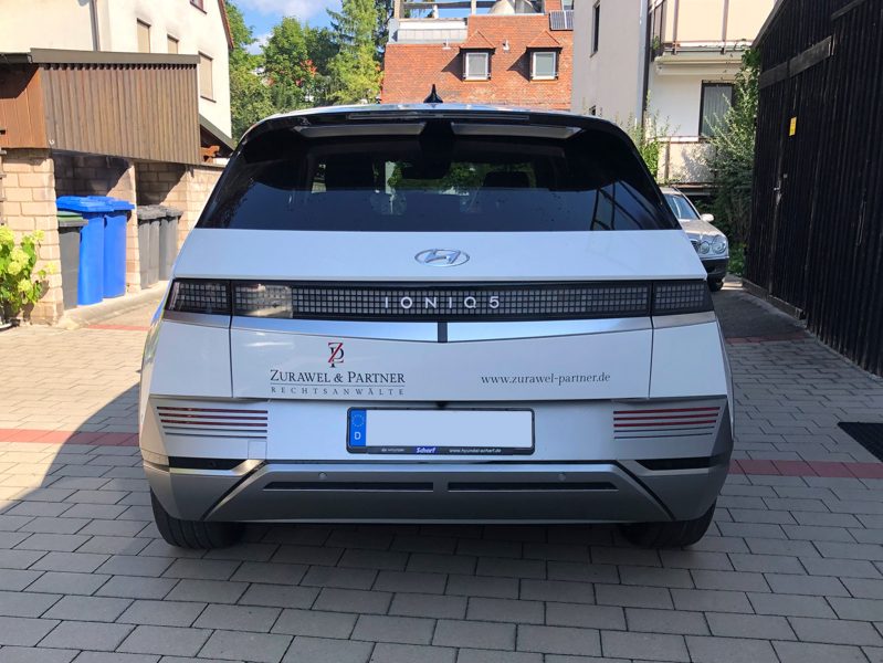 Fahrzeugfolierung - Heckansicht eines neu folierten Ioniq 5 für Zurawel und Partner