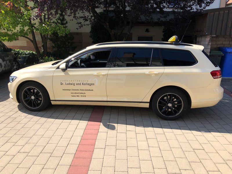 Fahrzeugbeschriftung - Seitenansicht eines Taxi VW Passat mit neuer Dr. Ludwig Folierung