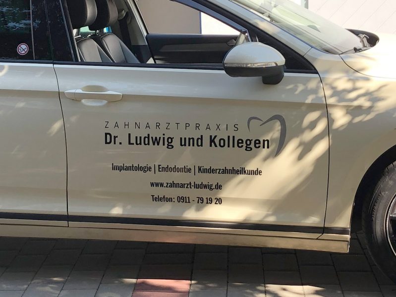 Fahrzeugbeschriftung - Taxi VW Passat mit neuer Dr. Ludwig Folierung auf der Beifahrerseite in Nahaufnahme
