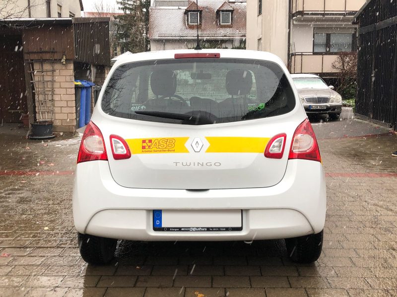 Fahrzeugbeklebung - Heckansicht eines frisch folierten weißen Twingo für ASB Erlangen-Höchstadt