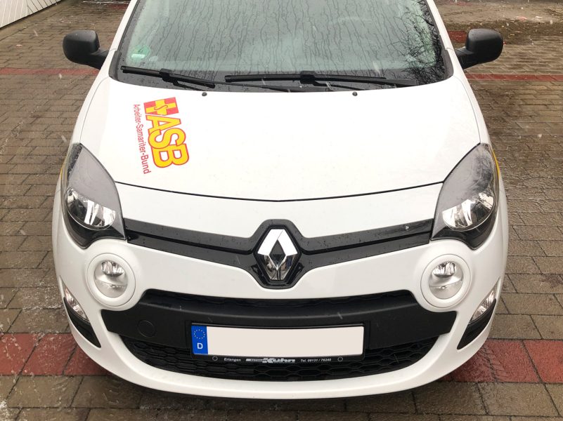 Fahrzeugbeklebung - Frontansicht eines frisch folierten weißen Twingo für ASB Erlangen-Höchstadt