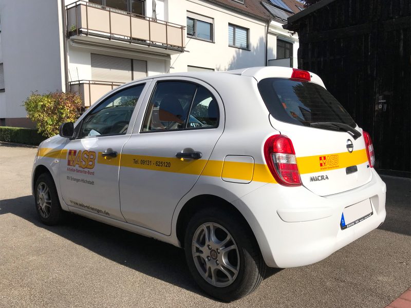 Fahrzeugbeklebung - schräge Seitenansicht eines folierten Micra für ASB Erlangen/Höchstadt