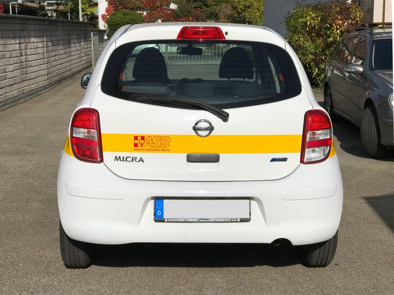 Fahrzeugbeklebung - Heckansicht eines folierten Micra für ASB Erlangen/Höchstadt