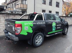 schräge Seitenansicht der neuen Fahrzeugfolierung eines grauen Ford Rangers für Gartenbau Orlinski