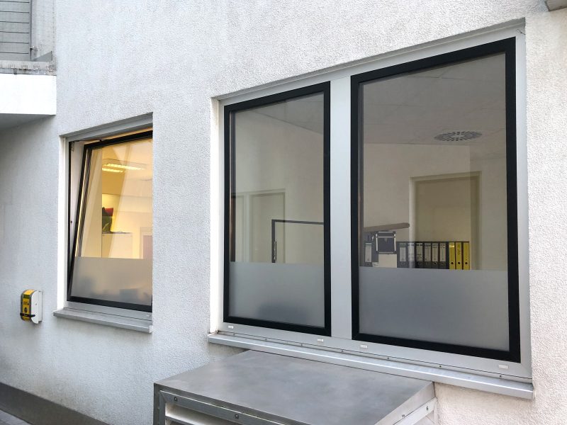 Schaufensterfolierung - Bürofenster mit Sichtschutzfolie beklebt für Richterpädie