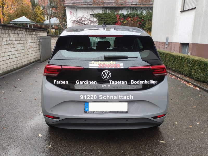 Fahrzeugbeschriftung - Heckansicht eines grauen VW ID3 der frisch für den Fachmarkt Zenger foliert wurde