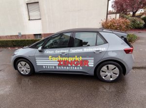 Fahrzeugbeschriftung - Seitenansicht eines grauen VW ID3 der frisch für den Fachmarkt Zenger foliert wurde