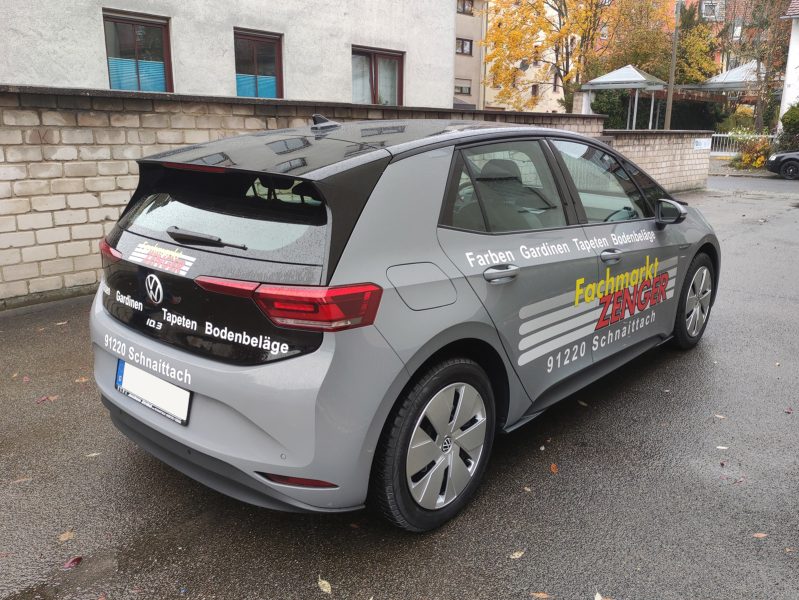 Fahrzeugbeschriftung - Schräge Seitenansicht eines grauen VW ID3 der frisch für den Fachmarkt Zenger foliert wurde