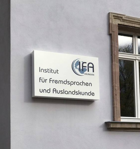 Nahaufnahme: Leuchtkasten an der Hauswand im Gebäude IFA Erlangen bei Tag