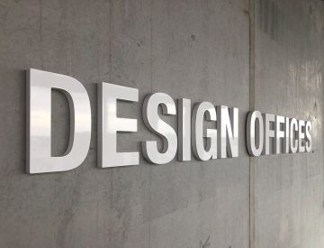 3D-Logo - aus der Nähe fotografiert. Man sieht hier die weißen Acrylbuchstaben des Logos für Design Offices