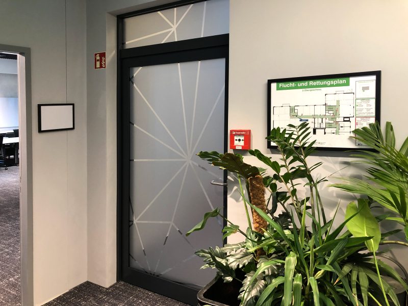 Indoor-Beklebung - Türe mit Netzgrafikdesign