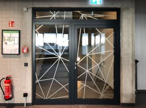 Indoor-Beklebung - Türe mit Netzgrafikdesign
