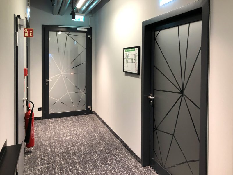 Indoor-Beklebung - Zwei Türen mit Netzgrafikdesign