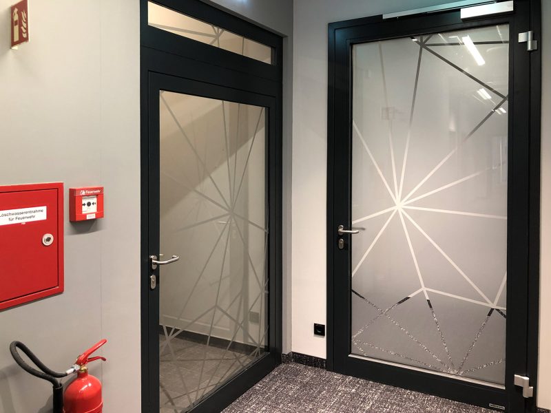 Indoor-Beklebung - Zwei Türen mit Netzgrafikdesign
